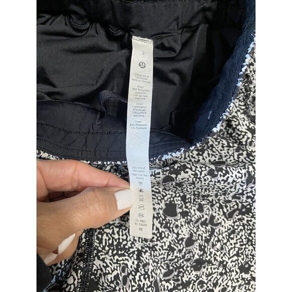 LULULEMON Tracker Short Low-Rise LR 4” Lined Size 2 - Picture 5 of 5